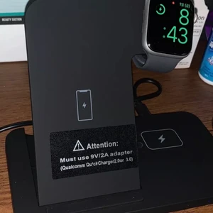 IWEK SMART LADDARE - Hej, säljer en helt ny IWEK smartladdare, du kan ladda telefonen, klockan och AirPods. Skickar i dubbelbox, jag står för frakten. Den är helt ny och endast öppnad för att visa hur den ser ut! 