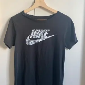 Tshirt från Nike. Snygg att klippa till eller bara ha som den är