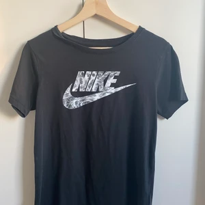 Nike tshirt - Tshirt från Nike. Snygg att klippa till eller bara ha som den är