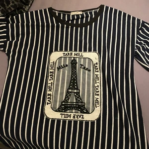 Tröja  - Den sitter jätte fint på. Kommer från Thailand.