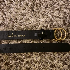 Skärp guld extra hål - säljer mitt 90cm långa guldfärgade skärp ❤️‍🔥 har gjort lite extra hål och sparsamt använt. Finns på dm för frågor / bilder - köpare står för frakt 👍🏼