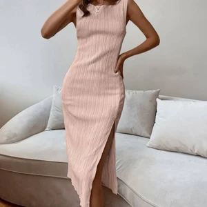 Sommar klänning  - Söt tunn sommarklänning. Genomskinlig om du har svarta underkläder så man ska helst ha vitt eller beiget annars är den as snygg! Har endast provat men den var för liten för mig. Står storlek M men sitter som en S. Önska att den passa för den va så tunn o snygg perfekt för en varm sommar 