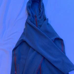 Grå Houdini tjocktröja  - Bra passform