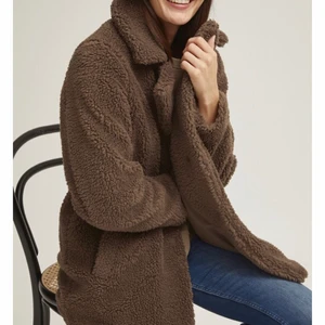 Dobber Mariana coat brown i storlek xs - vinter/höst kappa från MQ. Säljer på grund av att den inte kommer till användning. Har aldrig använt, prislappen är fortfarande kvar.  Kappan är i ny skick. Storlek XS men passar även S. Nypris: 1 005kr