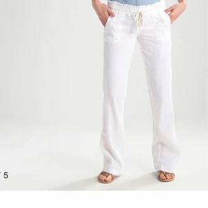 Roxy linnebyxor - Säljer nu tyvärr mina Roxy linnebyxor då de inte passade mig. Dem är i fint begagnat skick, egna bilder kan fås vid intresse. Kan mötas upp i Stockholm eller frakta mot fraktkostnad☺️ har budgivning på dem men kom privat så kan vi diskutera ett pris som passar oss båda☺️