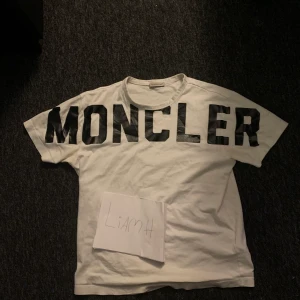 Moncler t shirt - Säljer denna moncler tisha, cond 8/10, storlek xs sitter som small, säljer för 650kr eller bud.
