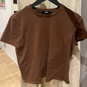 Brun tshirt🤎 - Ser kort ut på bilden men är en helt vanlig tshirt som sitter snyggt på mig som är s/m, fint skick men används ej!🤎