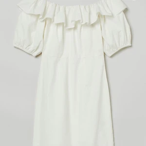 Linneklänning - Jättesöt klänning i linne från H&m som passar lite åt det lösare hållet på mig som har s/36, behöver nog strykas men annars inga defekter🤍