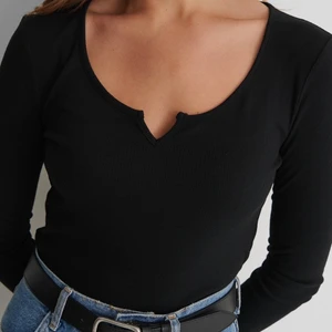 Svart tunnstickat tröja från NAKD - Svart ribbstickad tröja från NAKD med vringning, storlek Medium. Pris 120kr köparen står för frakten 