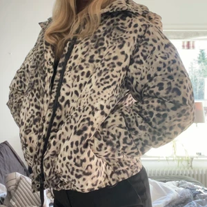 Jacka  - Jacka med leopardmönster. Köpt för något år sen & är nästintill oanvänd! Storlek XS/S. Nypris 800kr 