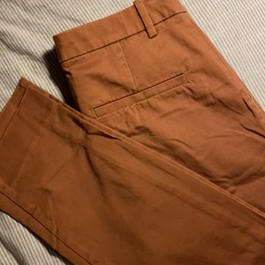 Bruna kostymbyxor  - Säljer dom FINASTE kostymbyxorna från Lindex i storlek 36. Så fin färg och material. De har en liten defekt men det är lätt fixat, kan skicka bild på de. Kan mötas upp i Stockholm eller posta, jag kan stå för frakt.🥰