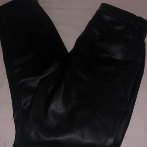 Vera modas skinnbyxor🤩 - Skinnbyxor ifrån Vera Moda helt oanvända! Pris 150kr Strolek: 32/M