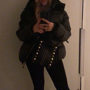 Maje väska - Säljer min maje väska i ganska bra skick. Den ända tråkiga effekten är att ”maje” har försvunnit på framsidan men annars i bra skick. Nypris ca 3000. Köpare betalar frakten. 