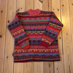 Stickad tröja - Vintage stickad tröja i storlek M, men mycket mer som en S (Ärmarna är lite kortare). Såå fina färger! Inga defekter ❤️ 