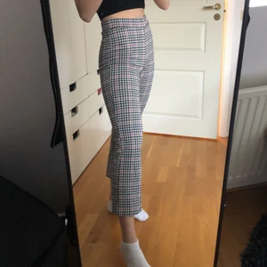 Rutiga byxor  - Rutiga byxor från H&M, rosa, svarta och vita. Otroligt sköna!! Jag hade använt dom en del men de är fortfarande i gott skick. Köparen står för frakten.