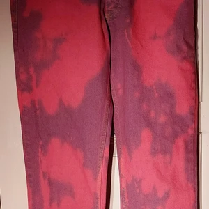 Custom Jeans - Custom Tie-dye Jeans. Ganska baggy. Passar dig som är 175-180cm och väger 55-70kg.