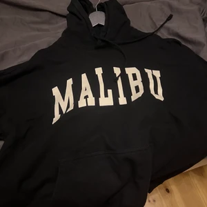 Hoodie  - Jätte snygg Hoodie köp här på plick, den är i ny skick och sparsamt använd. Det är onesize och den sitter bra oversize på mig som har storlek s i kläder