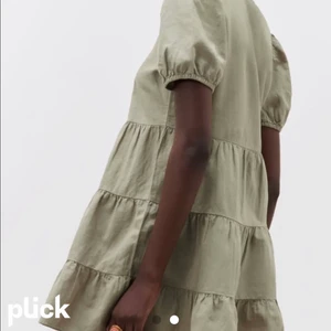 Zara klänning - Säljer denna jätte fina klänning från zara☘️Endast använd två gånger så jätte fint skick☘️Storlek xs☘️Nypris 359