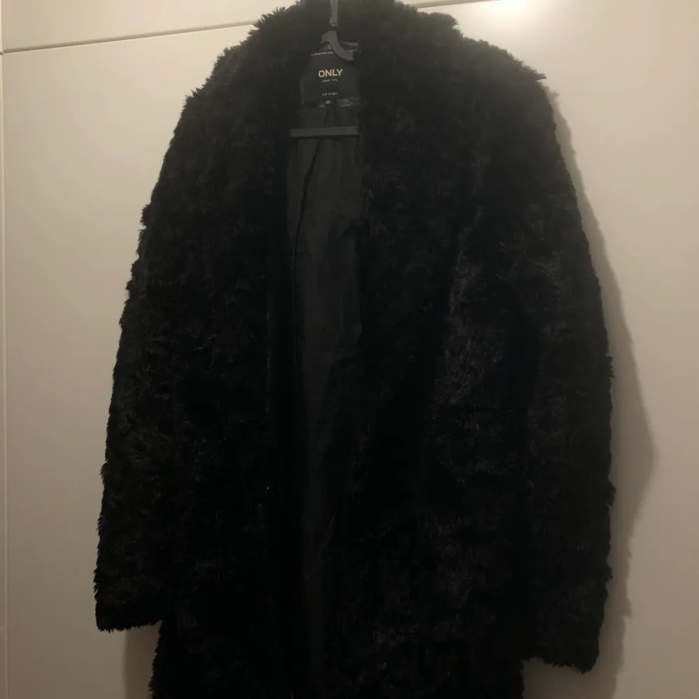Hej! Säljer min fina faux fur jacka, den är fortfarande i bra skick och är mjuk och fin. Jätte skön på och varm. Säljer pga inte min stil längre. ❤️❤️ inköpt för 799. Köparen står för frakt. Jackor.