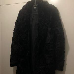 Hej! Säljer min fina faux fur jacka, den är fortfarande i bra skick och är mjuk och fin. Jätte skön på och varm. Säljer pga inte min stil längre. ❤️❤️ inköpt för 799. Köparen står för frakt