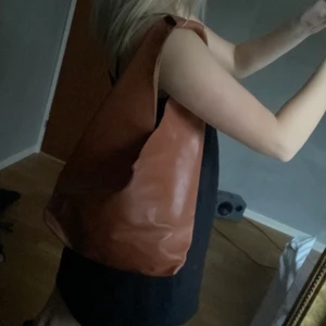 Brun väska  - Brun väska i skinnimitation! 