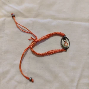 Armband - Gulligt orange armband med tjej på, köper man flera smycken får man mängdrabatt ✨