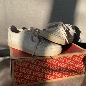 Vans!🤍 - Säljer ett par vita vans i storlek 36, passar inte längre så det är därför jag säljer! Inte så bra skick eftersom det spruckit på sidorna, kartongen kommer vara till men vill men det är inte samma karton som var till skorna!🤍✨