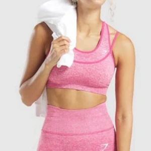 Sport BH från gymshark  - Säljer en rosa sport bh från gymshark i färgen rosa (inte lika rosa som på gymsharks hemsida) i storlek M. Som ny 