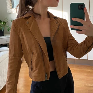 Brun jacka  - Säljer denna bruna jacka. Kan skicka men köparen står för frakten. 🧡