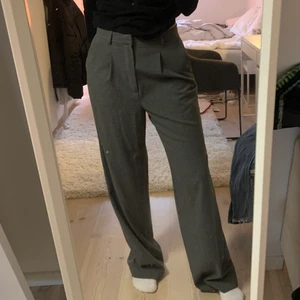 Kostymbyxor - Gråa kostymbyxor från pull&bear. Nästan aldrig använda så i väldigt bra skick. Storlek M💗