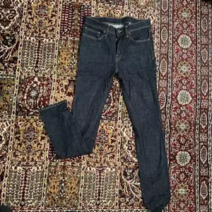 Mörkmörkblå hm-jeans I bra skick. Katt finns i hem. Skriv om du har frågor :)