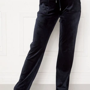 Juicy couture byxor❤ - Köpt för en månad sedan och tänkte göra en intressekoll.❤. Inget fel på den alls.❤ kom gärna privat om du skulle vara lite intresserad ❤