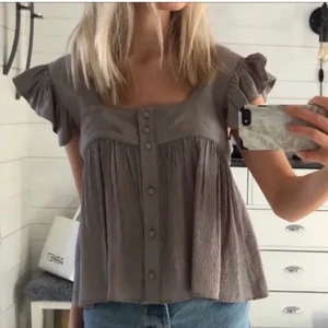 Zaratopp - Säljer nu denna jättefina topp från Zara ! Den är i storlek XS och har sytt in den i ryggen då den var väldigt bred i axlarna så den nu passar perfekt ! (Se bild 3) Perfekt att ha till linnebyxor eller jeans på sommaren !❤️ (de första 2 bilderna är lånade men bara be om egna så skickar jag!)🥰 buden är exklusive frakt ❤️ möts upp i helst Stockholm eller Nacka !❤️