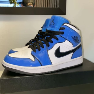Nike Air Jordan 1 - Säljer ett par helt oanvända Jordan 1 mid signal blue, storlek 42,5🙌🏼 Köparen står för frakten!