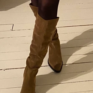 Mocka stävlar zara - SÅ snygga höga mocka stövlar från zara, knappt använda. Passar 39,40,41 