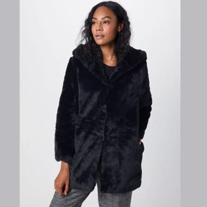 Urban Classics jacka - Svart, knappt använd fusk päls kappa från Urban Classics!!☺️ köpt för 945kr