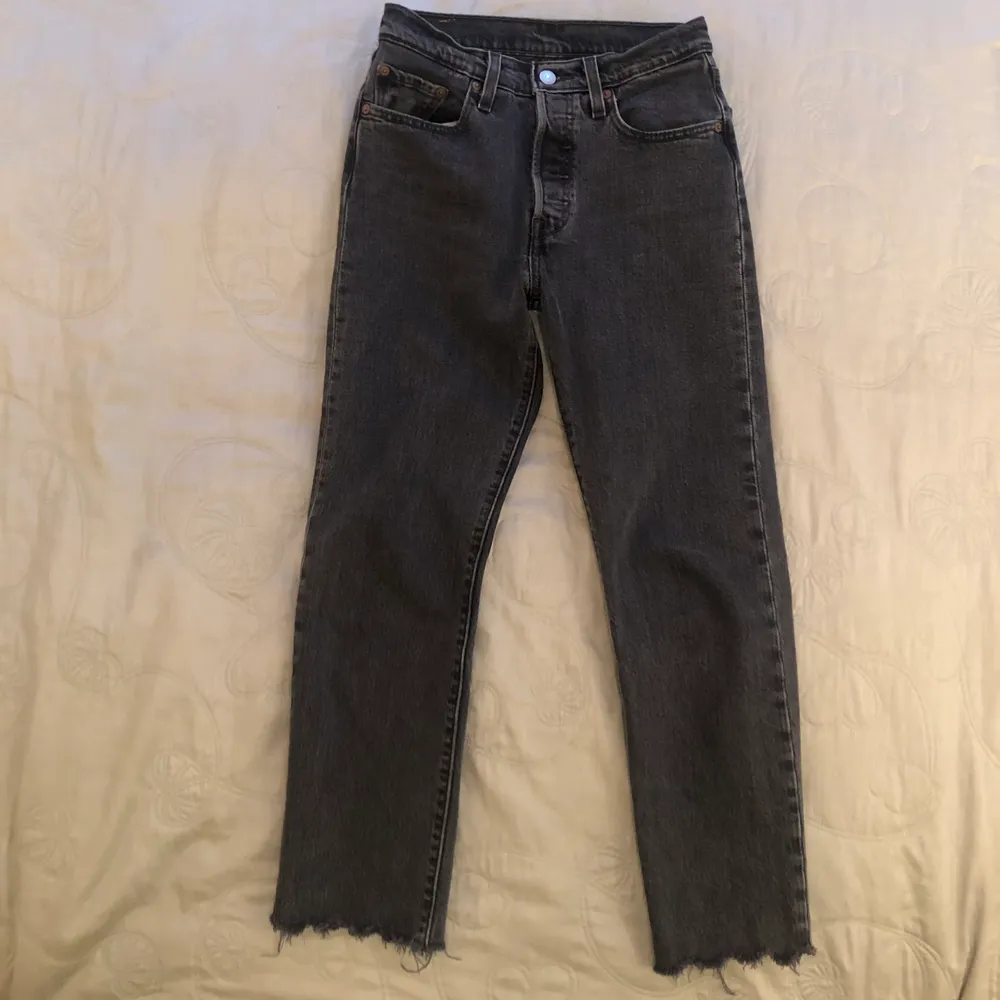 Säljer dessa gråa jeans från Levis då jag växt ur dem😢 || De är i storlek W24 och L26 (sitter som tre-kvarts byxor på mig som är 160)💕💕 || De är i superbra skick och såklart äkta! || Mörkgråa med en cool ”raw hem” (klippt look) längst ned på benen || Frakt tillkommer. Jeans & Byxor.