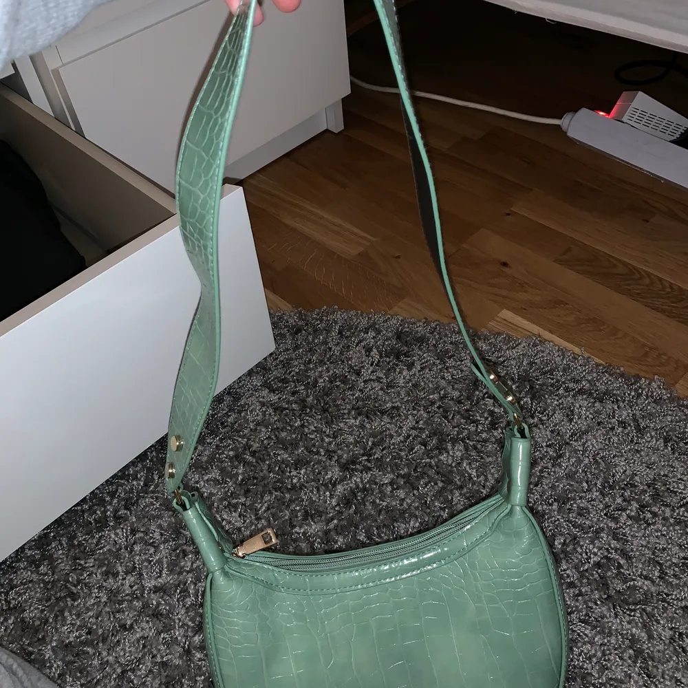 Säljer min gröna fina väska då den inte kommer till användning, den har bara änvöngs ett fåtal gånger och är som ny👍🏼denna väska är mitt emellan stor. . Väskor.