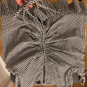 Justerbar blus - Rutig blus med balong armar och justerbar framifrån som går att knyta. Storlek S. Använd några gånger men ser oanvänd ut. 