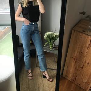 Blå jeans från & Other Stories, modell ”Favourite Cut Cropped” i storlek 24. 