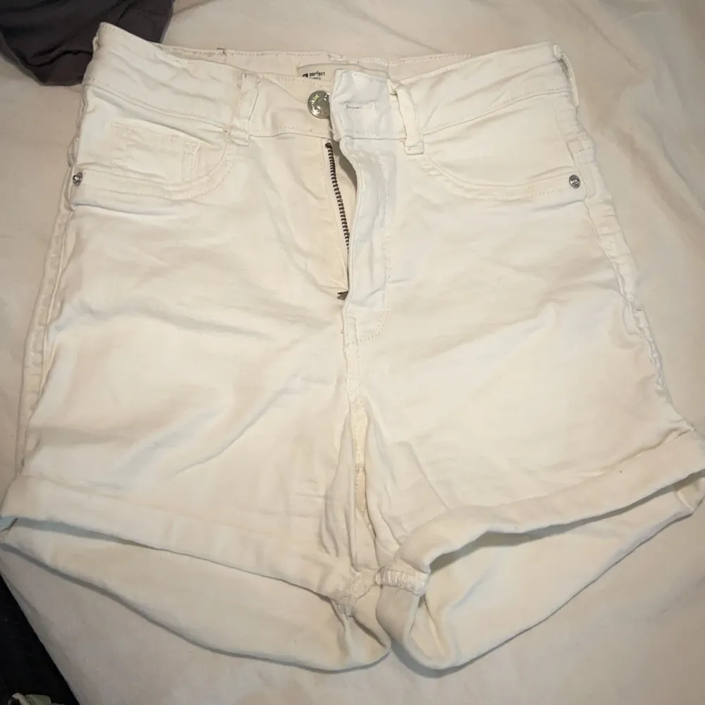 Ett par vita shorts från Gina i strl xs väldigt fint skick pris + frakt (finns även ett par i svart). Shorts.