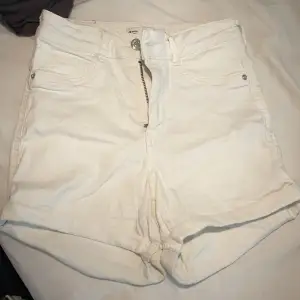 Ett par vita shorts från Gina i strl xs väldigt fint skick pris + frakt (finns även ett par i svart)