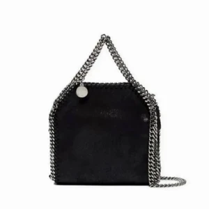 StellaMcCartney Väska - SÖKER!!!!!! Svart, grå eller beige. Gärna snabb affär! Skriv i kommentarerna om ni har