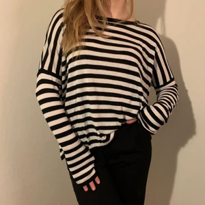 Finstickad tröja!  - Svart/vit randig finstickad tröja från H&M. Extra lång i ärmarna och väldigt stretchig. Är i bra skick och utan några defekter! Jag är 170cm lång och har oftast S/36 i storlek.