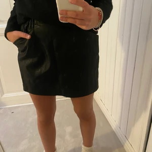 Zara kjol - Snygg skinnkjol från zara i storlek S