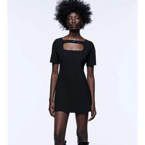 Helt ny och oanvänd klänning från Zara med prislappen kvar! Slutsåld på hemsidan. Säljer pga fel storlek💖