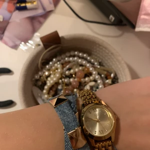 Klocka  - En super söt klocka köpt för inte alls länge sen. 🤍🤍