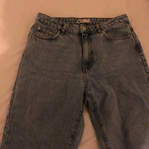 Ett par snygga ljusblåa jeans från Gina Tricot, i storlek 38! 💙 Jeansen är i modellen Dagny mom jeans 💙 Dom är i bra skick och endast använda ett fåtal gånger, men säljs tyvärr på grund utav att dom har blivit för små på mig! 💙 Nypris är 499 kr, och köparen står för frakten!