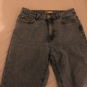 Jeans - Ett par snygga ljusblåa jeans från Gina Tricot, i storlek 38! 💙 Jeansen är i modellen Dagny mom jeans 💙 Dom är i bra skick och endast använda ett fåtal gånger, men säljs tyvärr på grund utav att dom har blivit för små på mig! 💙 Nypris är 499 kr, och köparen står för frakten!