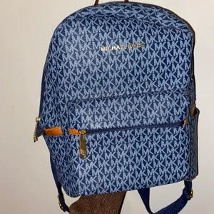 michael kors väska  - Säljer denna väska är lite sönder i Dragkedjan 💜